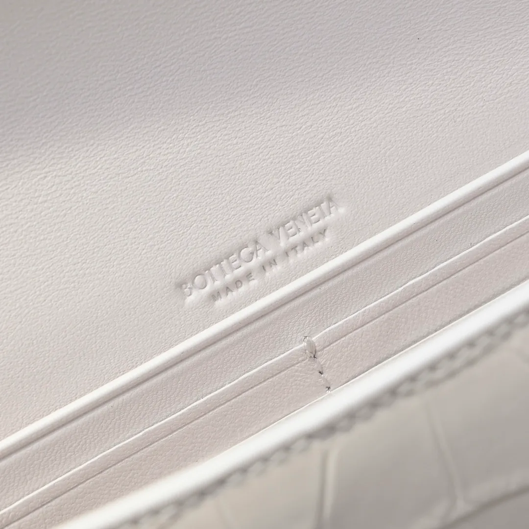 Batch 1420 Bottega Veneta Fall in love with Andiamo at first sight, new design, natural Nile rare leather crocodile pattern complex handbag, a model handbag for women, no need for color cover, no emotional camouflage, immersive depth and excitement, the classic element KNOT knot is inspired, modernist aesthetics and jewelry field craftsmanship reinterpret the knot element, bringing a clutch full of modern texture and elegant and quiet lady spirit. Style number: 1511 Size: 31*13*3cm